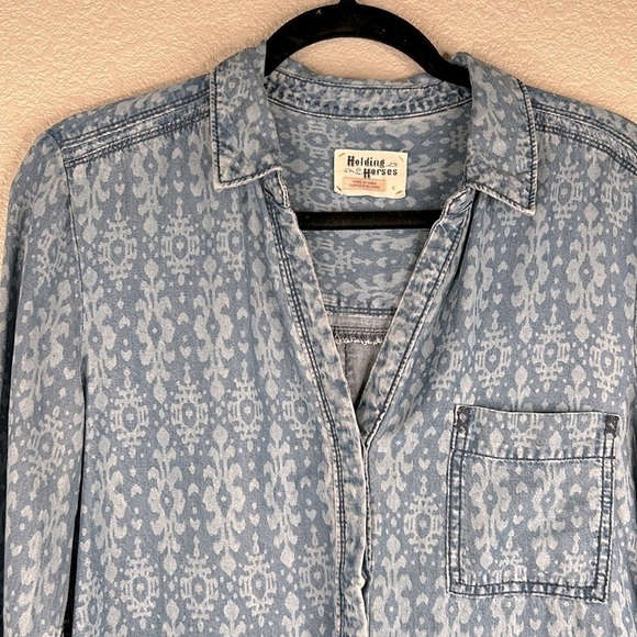 Holding Horses Chambray Damask Print Long Sleeve Button Down Top Size Small - Picture 2 of 7